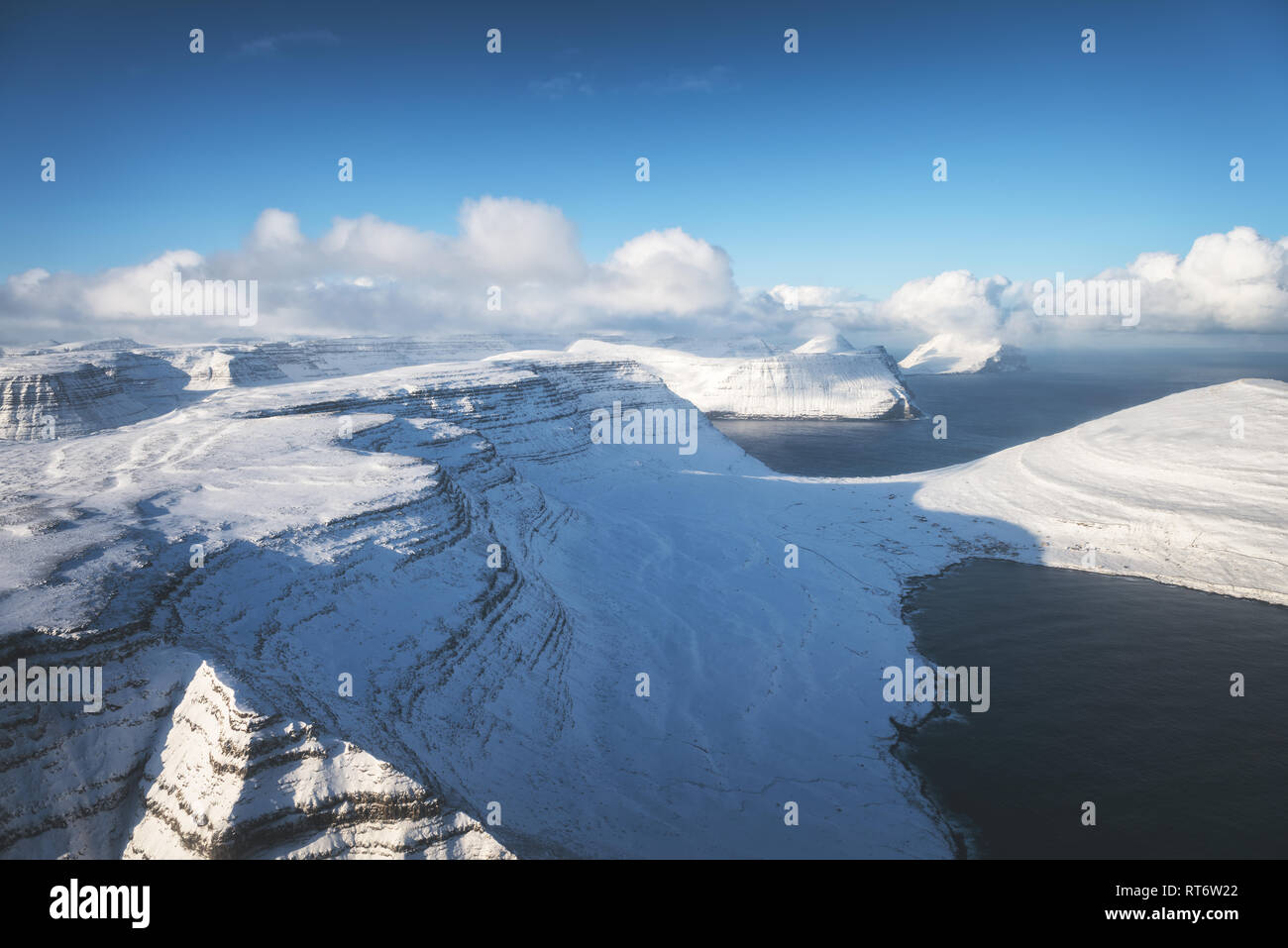 Antenna paesaggio delle isole Faerøer durante l'inverno. Foto Stock