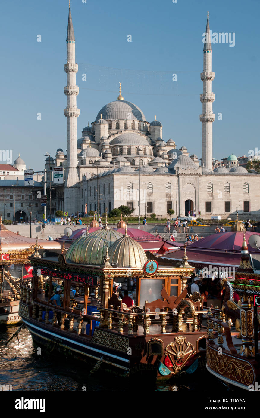 Asia, la Turchia, Istanbul, Yeni Camii, sul Bosforo crociera al tramonto Foto Stock