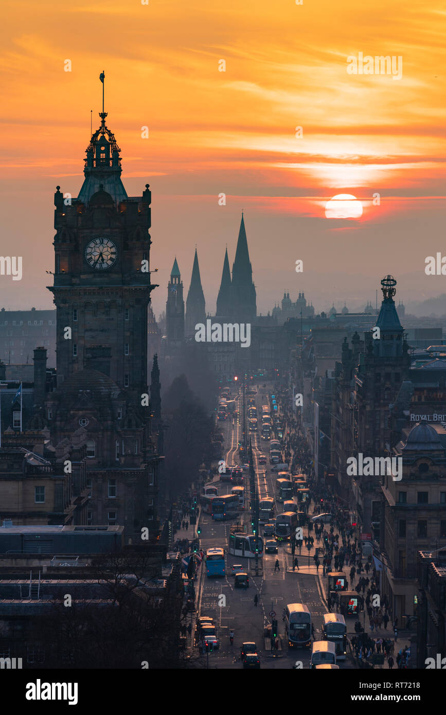 Edimburgo, Scozia, Regno Unito. Il 27 febbraio, 2019. Vista al tramonto lungo Princes Street da Calton Hill in Edinburgh Foto Stock