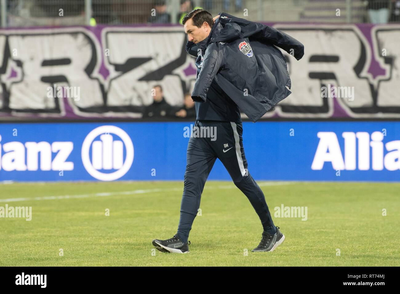 Aue, Germania. Il 27 febbraio, 2019. Calcio: Seconda Bundesliga, Erzgebirge Aue - 1FC Colonia, xx giornata nel Sparkassen-Erzgebirgsstadion. Aue allenatore Daniel Meyer attraversa il campo prima che il gioco. Credito: Sebastian Kahnert/dpa - NOTA IMPORTANTE: In conformità con i requisiti del DFL Deutsche Fußball Liga o la DFB Deutscher Fußball-Bund, è vietato utilizzare o hanno utilizzato fotografie scattate allo stadio e/o la partita in forma di sequenza di immagini e/o video-come sequenze di foto./dpa/Alamy Live News Foto Stock