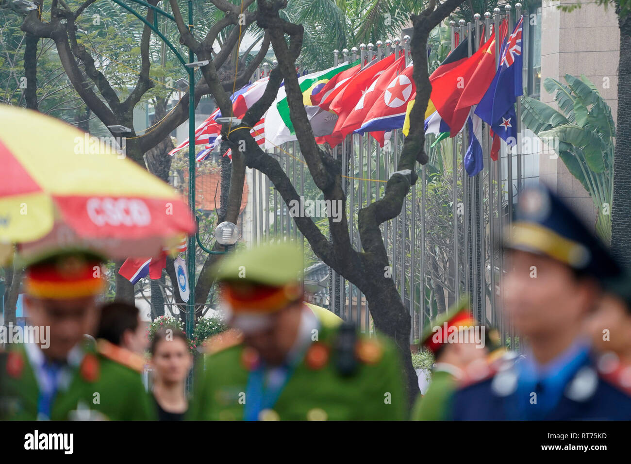 Hanoi, Vietnam. 28 Feb, 2019. Febbraio 28, 2019 - Hanoi, Vietnam - bandiere nazionali dei vari paesi può essere visto in un albergo dove Kim Jong Onu è stare durante il secondo la Corea del Nord per gli Stati Uniti Vertice nella città capitale di Hanoi, Vietnam. La RIUNIONE TRA STATI UNITI Presidente Donald Trump e leader della Corea del nord Kim Jong Onu è stato tagliato corto oggi come nessun accordo potrebbe essere fatta tra i due leader a questo punto. Credito: Christopher Jue/ZUMA filo/Alamy Live News Foto Stock