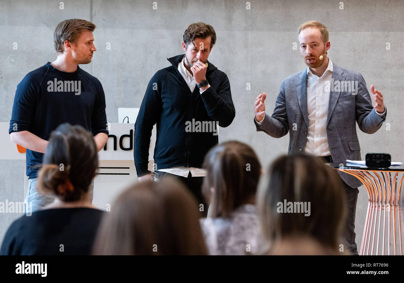 Berlino, Germania. 28 Feb, 2019. Il Zalando i membri del consiglio di amministrazione David Schneider (l-r), Robert Genz e Rubin Ritter presente le cifre annuali per il 2018 in occasione di una conferenza stampa presso la nuova sede aziendale a Friedrichshain. Credito: Bernd von Jutrczenka/dpa/Alamy Live News Foto Stock