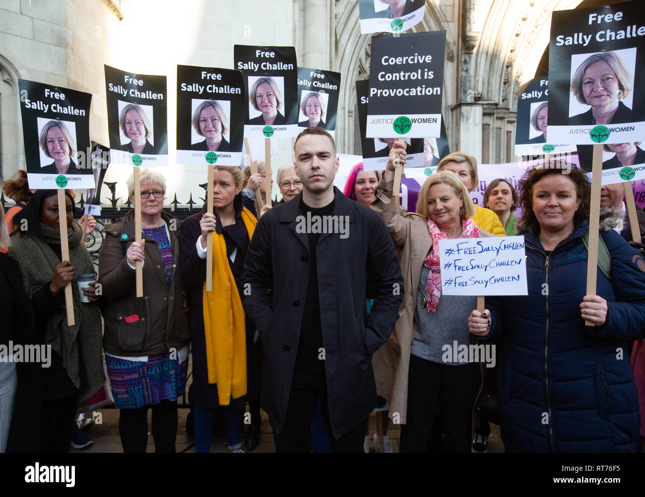 High Court di Londra, Regno Unito. 27 feb 2019. Sally del figlio David Challen( Centro) con i manifestanti. Protesta al di fuori del Tribunale a sostegno di Sally Challen che hanno massacrato il marito a morte con un martello.Georgina Challen, noto come Sally, afferma di aver ucciso 61 enne Richard in agosto 2010 dopo anni di essere controllato e umiliato da lui. Suo figlio David Challen è leader della protesta. La corte di appello è di sentire una pietra miliare omicidio convinzione challenge.ha subito decenni di controllo coercitivo, una forma di abuso domestico che strisce vittime della loro libertà e libertà. Credito: Tommy Londra/Alamy Foto Stock