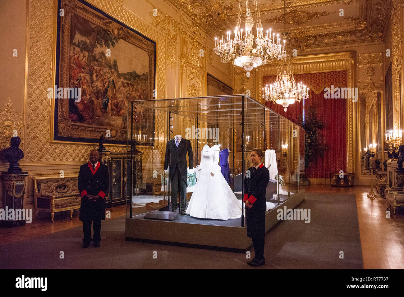 Windsor, Regno Unito. 28 Feb, 2019. HRH Principessa Eugenie di abito da sposa, creato da Peter Pilotto e Christopher De Vos del British-basa etichetta Peter Pilotto, e sig. Jack Brooksbank di mattina suit realizzati da sarti presso la Huntsman su Savile Row, che vai sul display con altri elementi dal loro matrimonio abiti al Castello di Windsor a partire dal 1 Marzo al 22 aprile. Altri elementi includono la Greville Emerald Kokoshnik Tiara e due di grano di diamante-orecchio spille. Credito: Mark Kerrison/Alamy Live News Foto Stock