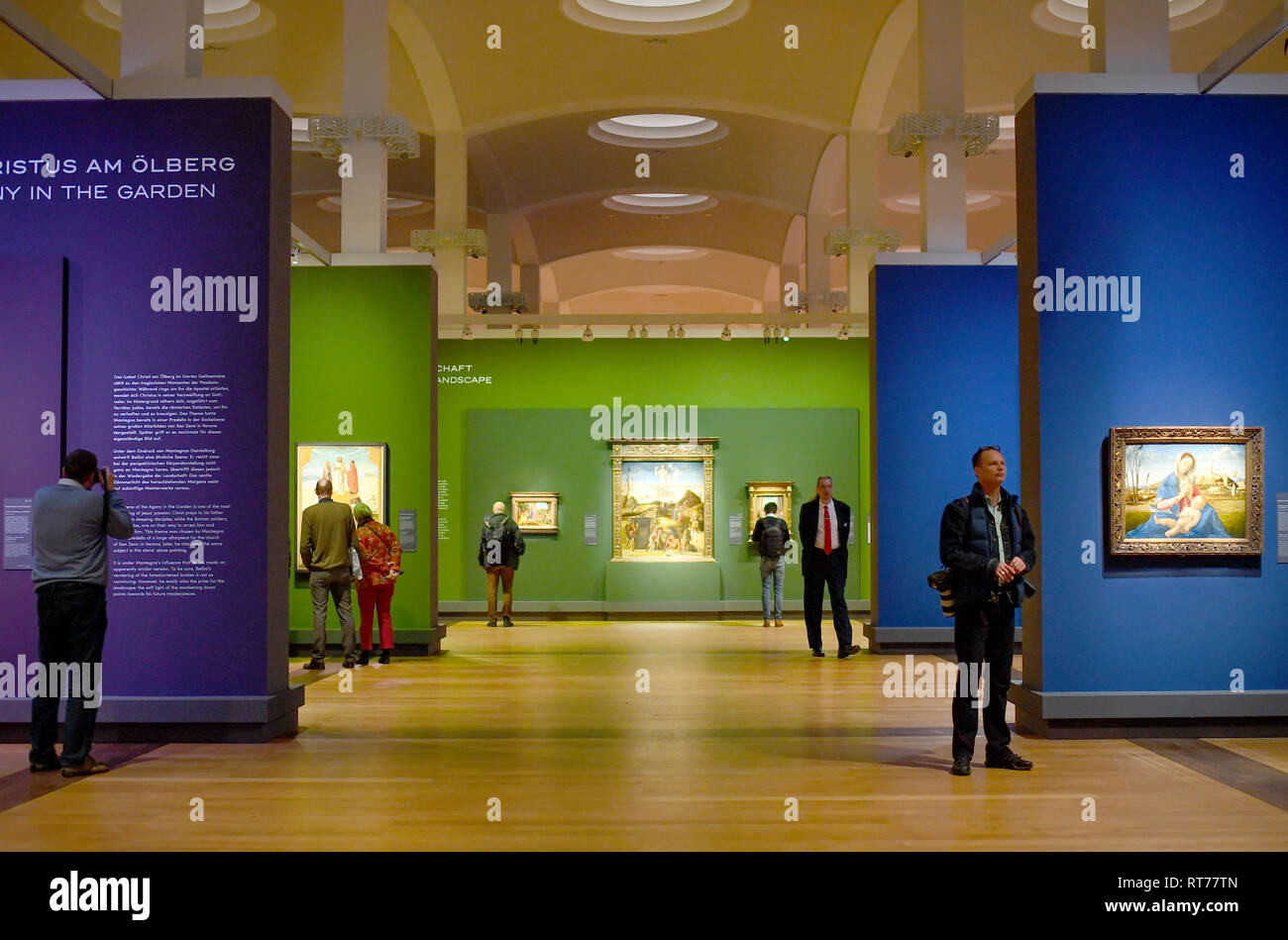 Berlino, Germania. 28 Feb, 2019. I visitatori potranno camminare attraverso la mostra "antegna e Bellini. Maestro del Rinascimento". La mostra speciale dei Musei Nazionali di Berlino e alla National Gallery di Londra in collaborazione con il British Museum corre dal 01.03.2019 al 30.06.2019. Credito: Britta Pedersen/dpa/Alamy Live News Foto Stock