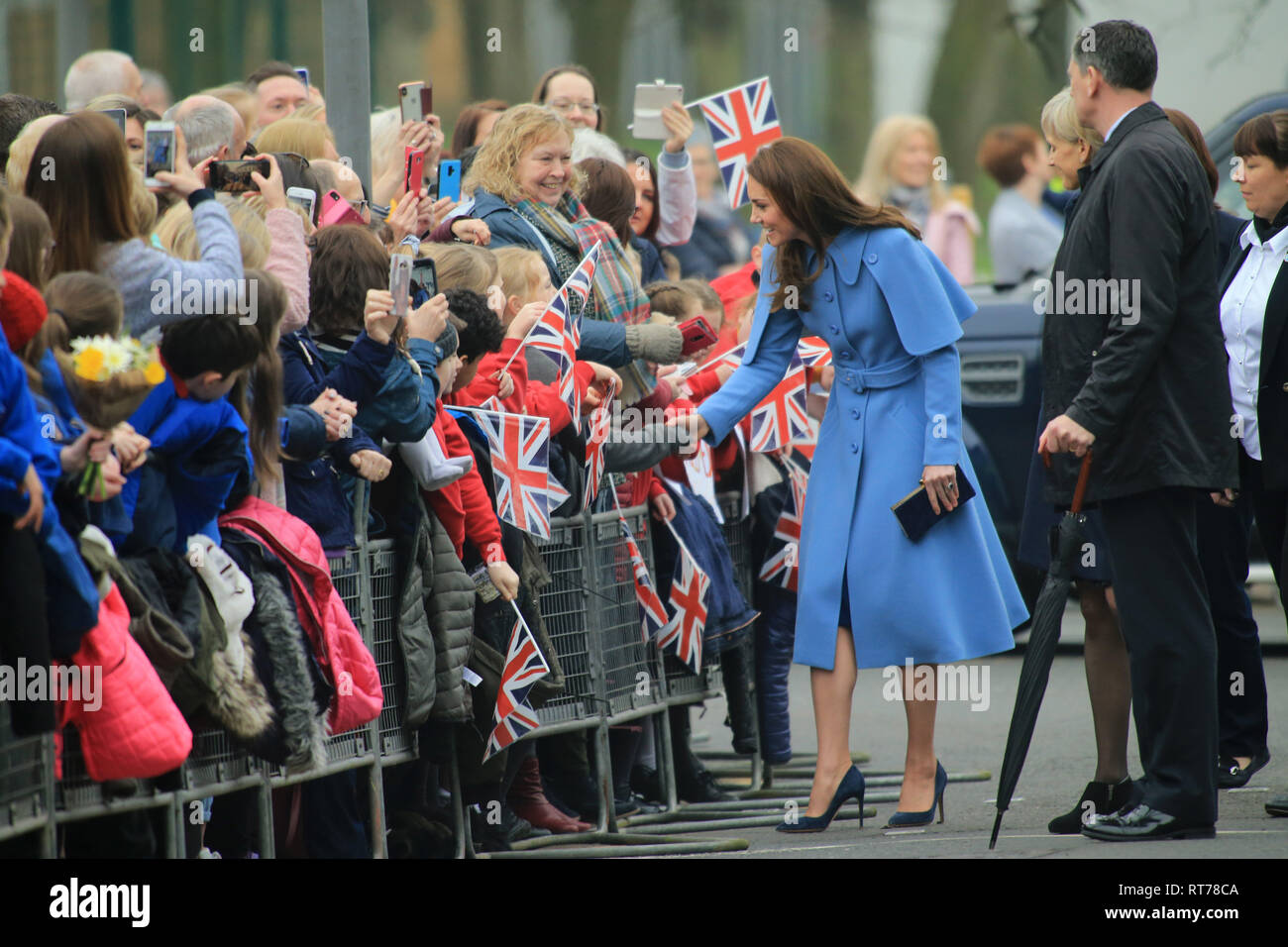 Ballymena, County Antrim, Irlanda del Nord. 28 feb 2019. Sua Altezza Reale il Duca e la Duchessa di Cambridge incontrano il pubblico a Ballymena, County Antrim, giovedì, Feb 28, 2019. Il principe William e Kate hanno incontrato il Ballymena pubblica il giorno due di loro visita in Irlanda del Nord. Credito: Paolo McErlane/Alamy Live News Foto Stock