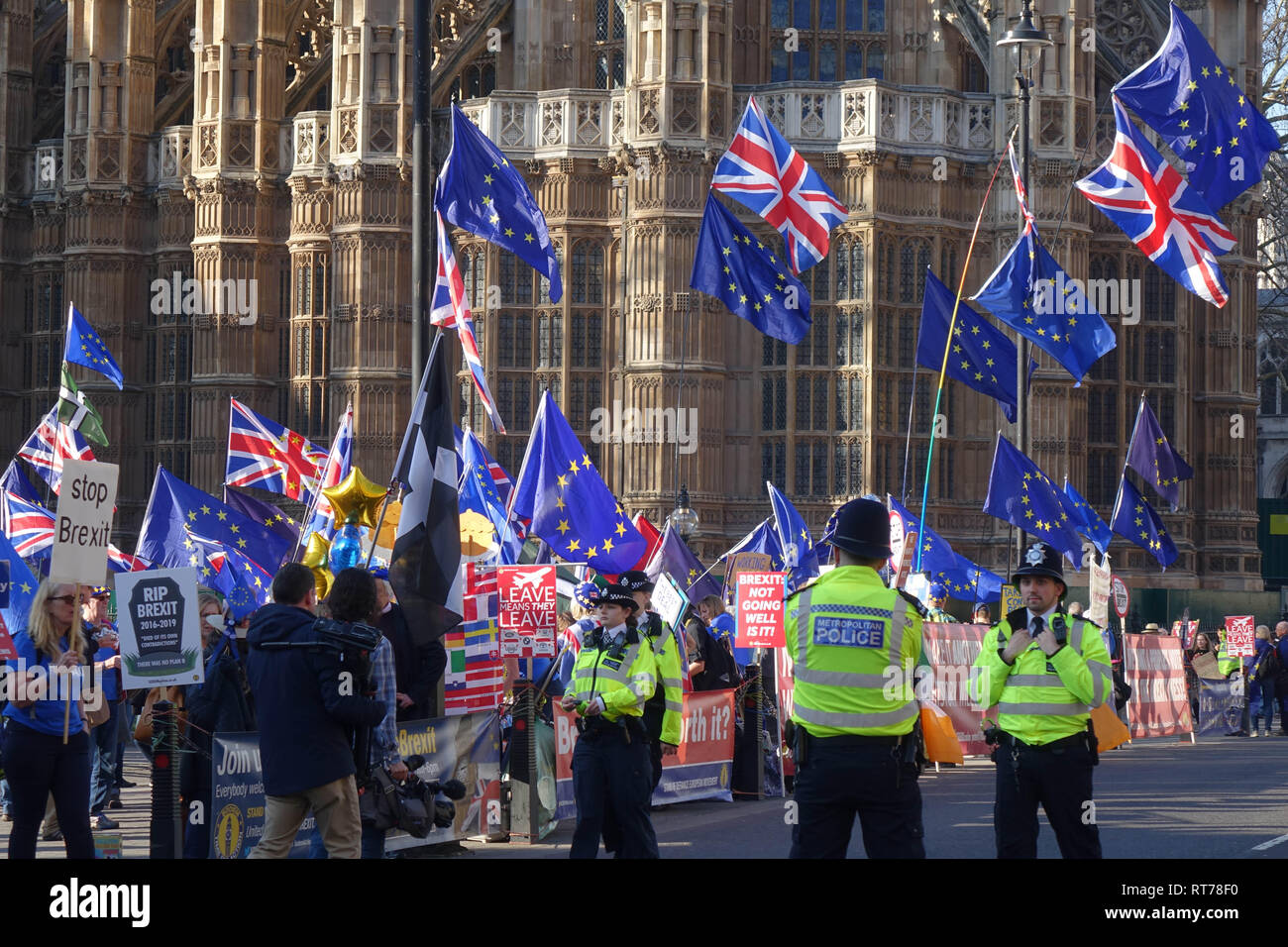 Londra, Regno Unito. Il 27 febbraio, 2019. Attivista Anti-Brexit dimostrare di fronte Palazzo di Westminster a Londra. Credito: Thomas Krych/Alamy Live News Foto Stock