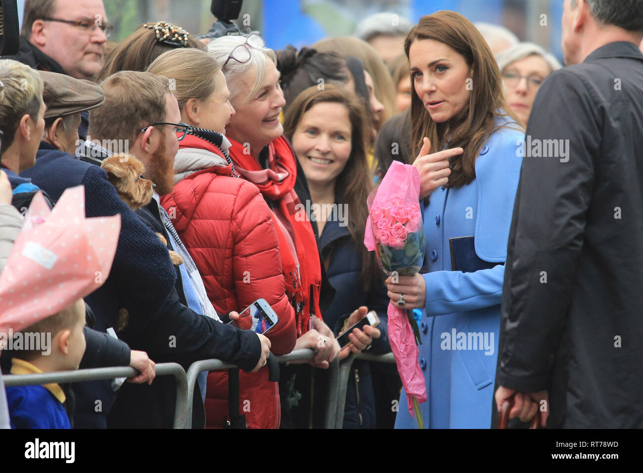 Ballymena, County Antrim, Irlanda del Nord. 28 feb 2019. Sua Altezza Reale il Duca e la Duchessa di Cambridge incontrano il pubblico a Ballymena, County Antrim, giovedì, Feb 28, 2019. Il principe William e Kate hanno incontrato il Ballymena pubblica il giorno due di loro visita in Irlanda del Nord. Credito: Paolo McErlane/Alamy Live News Foto Stock