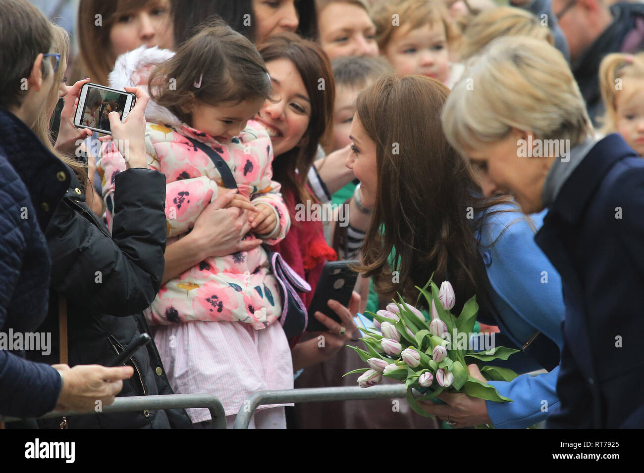 Ballymena, County Antrim, Irlanda del Nord. 28 feb 2019. Sua Altezza Reale il Duca e la Duchessa di Cambridge incontrano il pubblico a Ballymena, County Antrim, giovedì, Feb 28, 2019. Il principe William e Kate hanno incontrato il Ballymena pubblica il giorno due di loro visita in Irlanda del Nord. Credito: Paolo McErlane/Alamy Live News Foto Stock