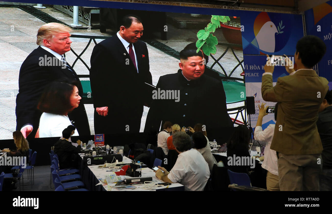 Pechino, Vietnam. 28 Feb, 2019. Reporters guardare la TV live broadcast sui colloqui tra il primo leader della Repubblica Popolare Democratica di Corea (DPRK) Kim Jong Onu e Stati Uniti Presidente Donald Trump ad Hanoi, Vietnam, 28 febbraio, 2019. Credito: Wu Xiaochu/Xinhua/Alamy Live News Foto Stock