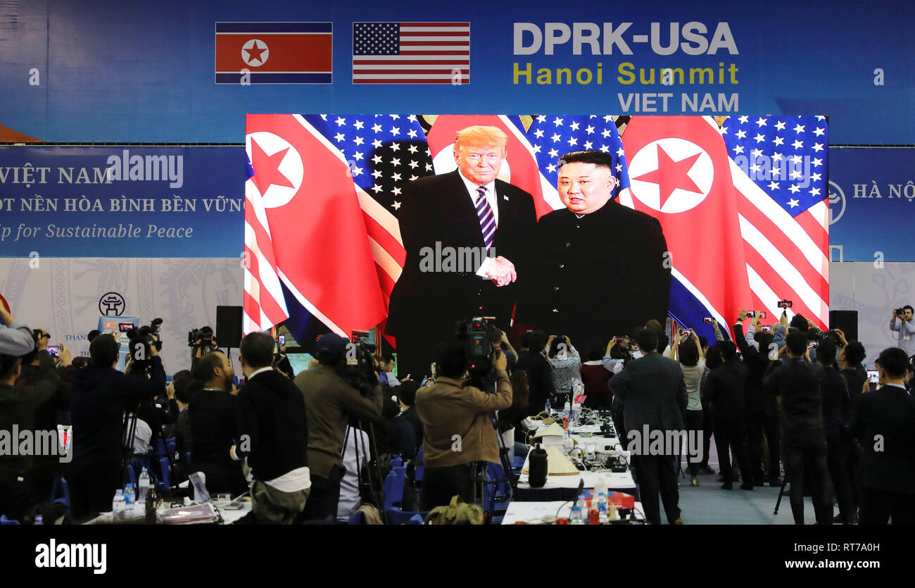Pechino, Vietnam. Il 27 febbraio, 2019. La gente guarda la TV live broadcast su top leader della Repubblica Popolare Democratica di Corea (DPRK) Kim Jong riunione dell'Onu con U.S. Presidente Donald Trump ad Hanoi, Vietnam, 27 febbraio 2019. Credito: Wu Xiaochu/Xinhua/Alamy Live News Foto Stock