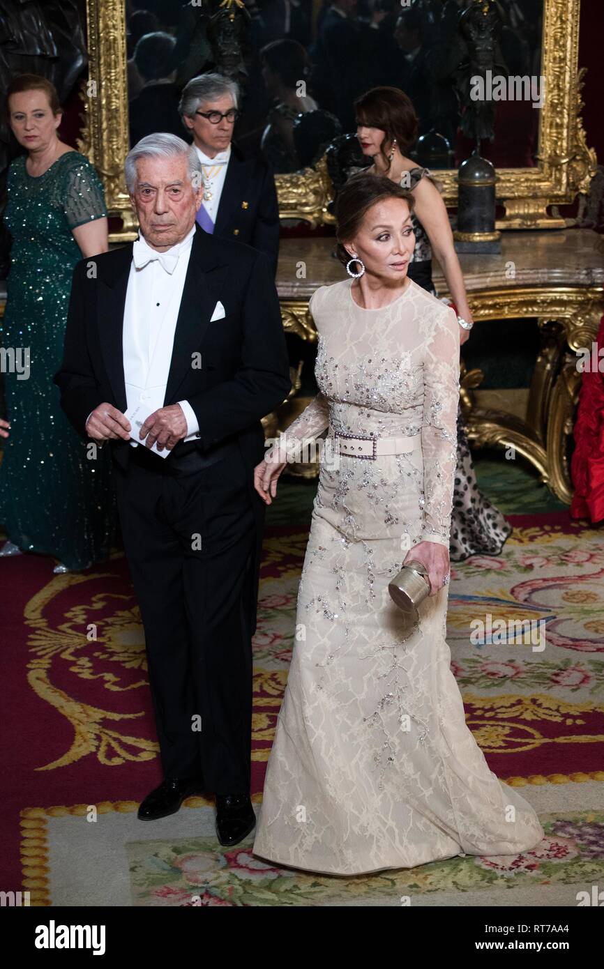 Mario Vargas Llosa e Isabel Preysler durante la visita del Presidente della Repubblica del Perù Martin Vizcarra di Spagna presso il Palazzo Reale di Madrid. Foto Stock