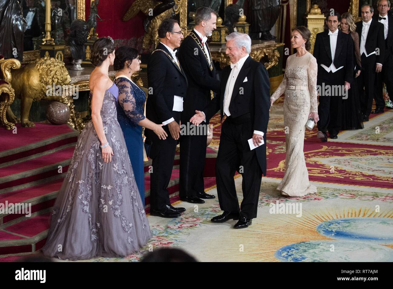 Madrid, Spagna. Il 27 febbraio, 2019. Il re Filippo VI di Spagna, Regina Letizia di Spagna, Presidente Martin Vizcarra, Maribel Dia, Mario Vargas Llosa e Isabel Preysler durante la visita del Presidente della Repubblica del Perù Martin Vizcarra di Spagna presso il Palazzo Reale di Madrid. Credito: Piscina/SOPA Immagini/ZUMA filo/Alamy Live News Foto Stock