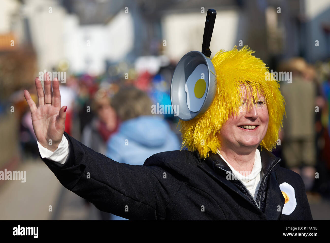 Il 28 febbraio 2019, Renania-Palatinato, Mülheim-Kärlich: un pazzo vestito  come un uovo fritto passa attraverso le strade a donne del carnevale. Foto:  Thomas Frey/dpa Foto stock - Alamy