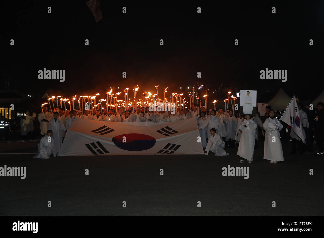 Cheonan, CHOONGBUK, Corea del Sud. 28 Feb, 2019. Feb 28, 2019-Cheonan, Sud Korea-Participants portare torce e bandiere nazionali come essi marzo sulla strada durante una rievocazione cerimonia del marzo del primo movimento di indipendenza il giorno anniversario della 1919 sollevazione contro il giapponese regola coloniale, in Cheonan, Corea del Sud. Credito: Ryu Seung-Il/ZUMA filo/Alamy Live News Foto Stock