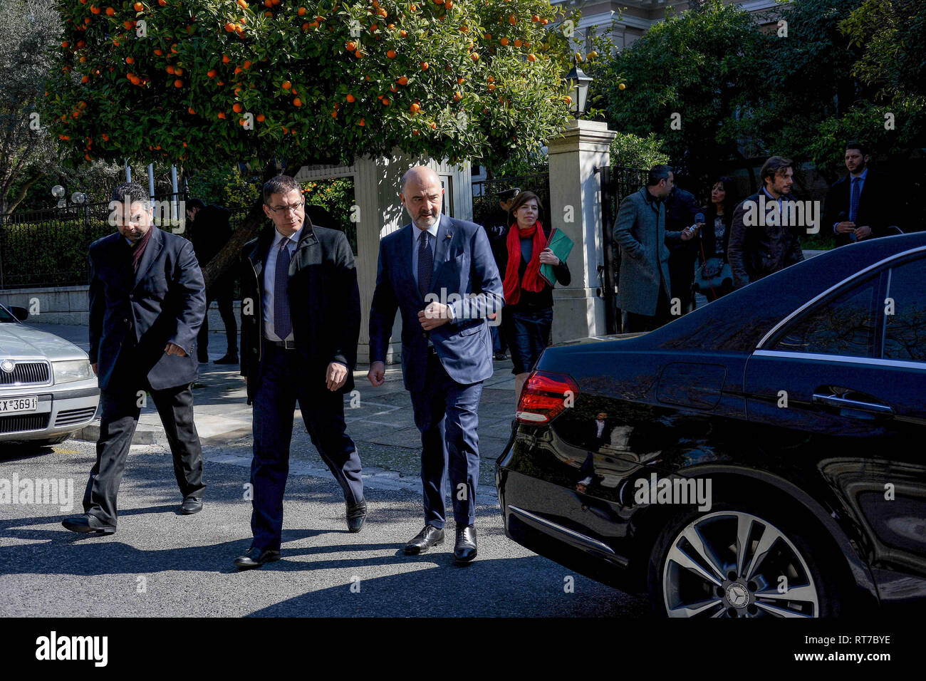 Atene, Grecia. 28 Feb, 2019. Il Commissario europeo per gli affari economici e finanziari, la fiscalità e le dogane, Pierre Moscovici, visto uscire da Maximos Mansion dopo l incontro con il Primo Ministro greco, Alexis Tsipras. Credito: Giorgos Zachos SOPA/images/ZUMA filo/Alamy Live News Credito: ZUMA Press, Inc./Alamy Live News Foto Stock