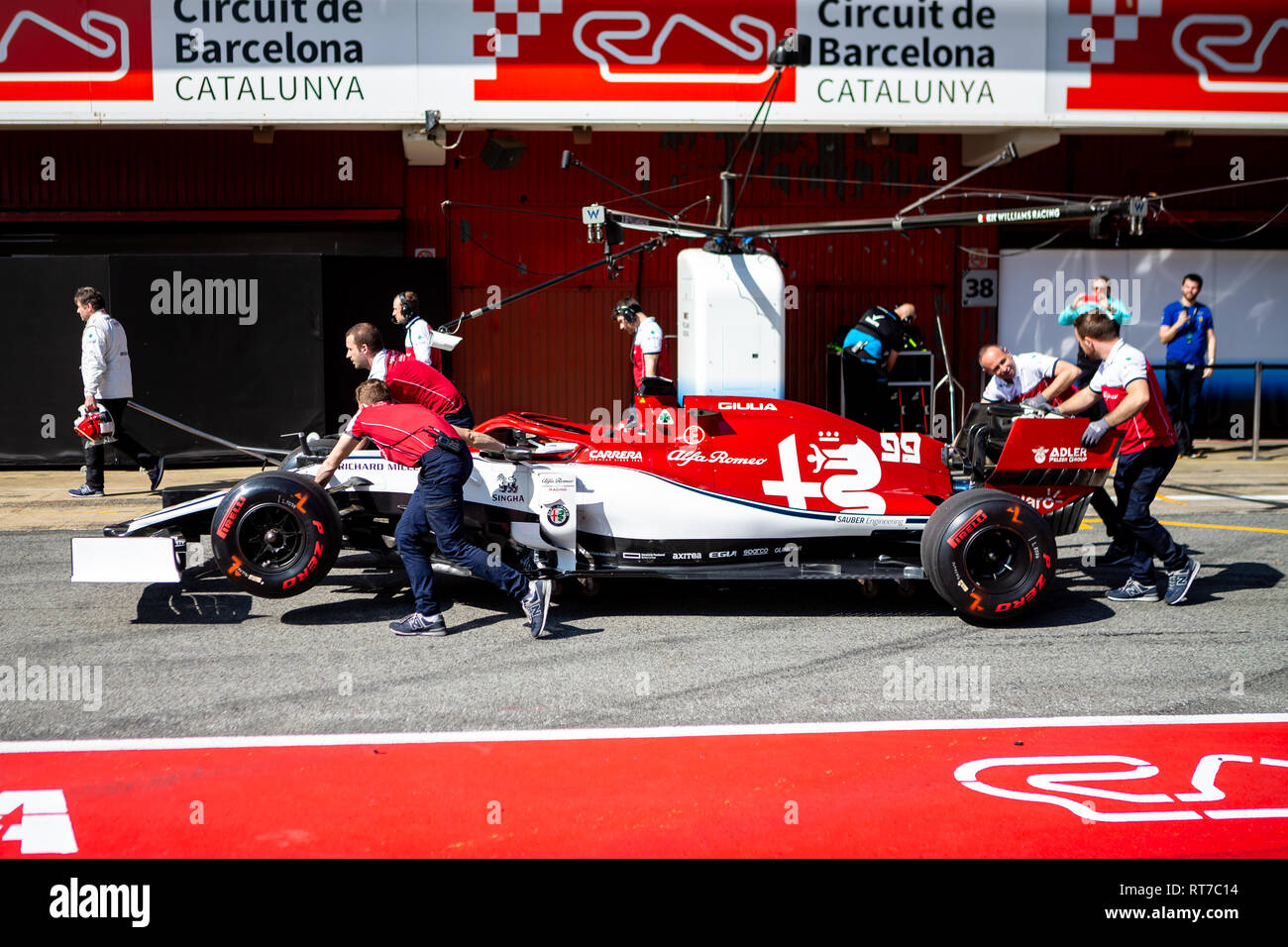 A MONTMELÒ, Catalogna, Spagna. 28 Feb, 2019. Alfa Romeo Racing team si accoppia e Antonio Giovinazzi C38 auto visto in azione durante la seconda settimana di test F1 giorni nel circuito di Montmelo, Catalogna, Spagna. Credito: SOPA Immagini limitata/Alamy Live News Foto Stock