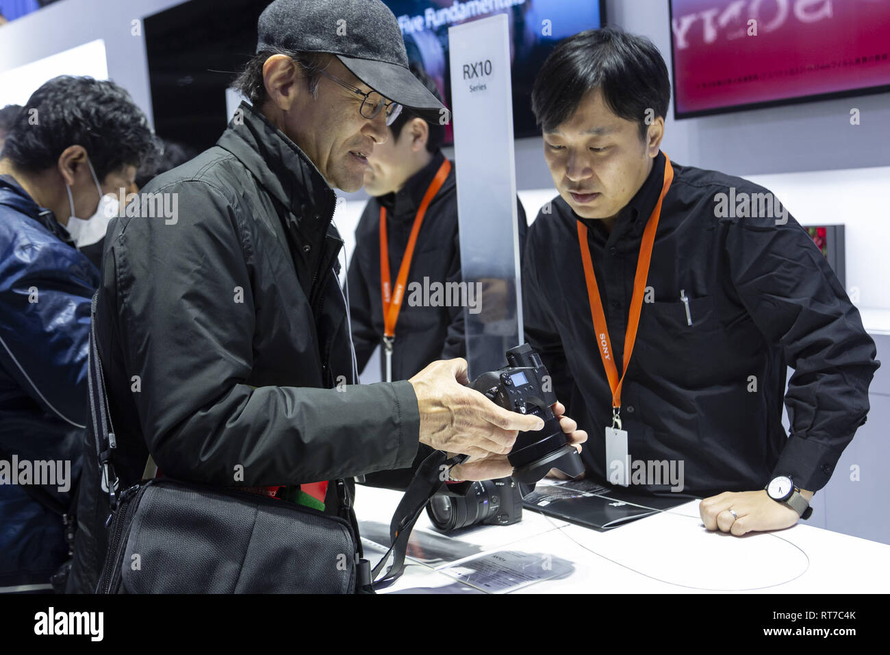 Yokohama, Giappone. 28 Feb, 2019. Un visitatore un test su un Sony RX10 fotocamera digitale durante il CP Camera & Photo Imaging Show 2019 al Pacifico Yokohama. Il CP in mostra le più recenti tecnologie per telecamere e photo imaging in Giappone nel 1148 espositore stand. Gli organizzatori si aspettano di attrarre 70.000 visitatori durante i quattro giorni di mostra. Quest'anno la mostra si terrà presso il Pacifico Yokohama e OSANBASHI Hall e durerà fino al 3 marzo. Credito: Rodrigo Reyes Marin/ZUMA filo/Alamy Live News Foto Stock