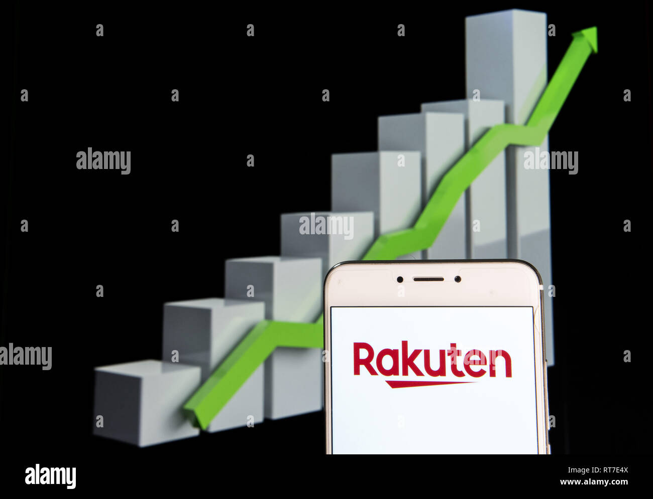 Hong Kong. 10 Febbraio, 2019. Giapponese del commercio elettronico e la società Internet Rakuten logo è visibile su un androide dispositivo mobile con un'ascesa grafico di crescita in background. Credito: Miguel Candela/SOPA Immagini/ZUMA filo/Alamy Live News Foto Stock