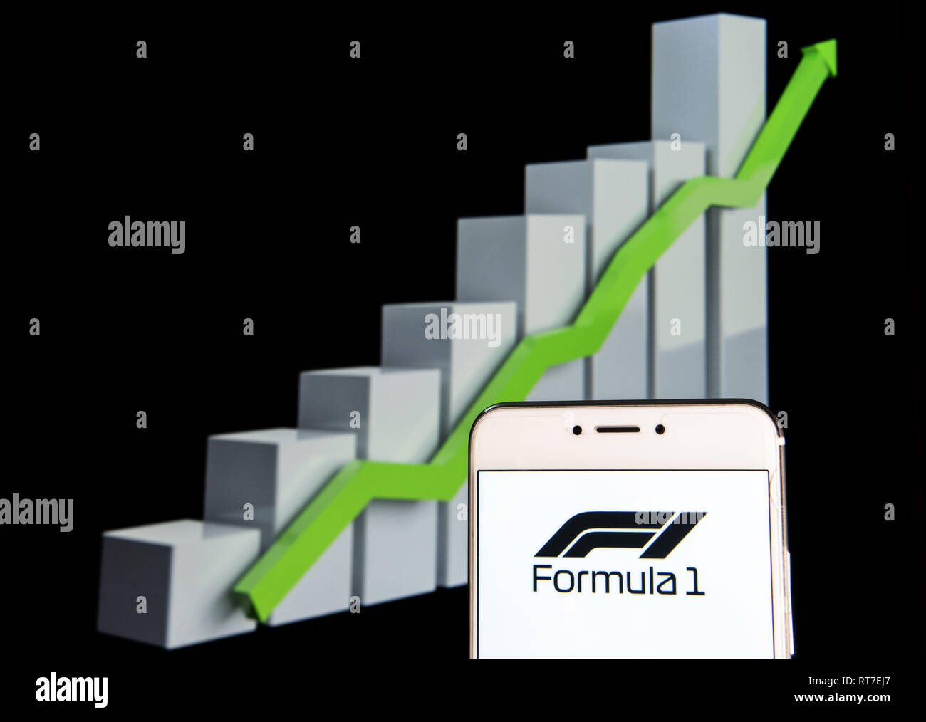 Hong Kong. Xi Febbraio, 2019. Monoposto auto racing sancita dalla Fédération Internationale de l'Automobile (FIA), Formula 1, logo è visibile su un androide dispositivo mobile con un'ascesa grafico di crescita in background. Credito: Miguel Candela/SOPA Immagini/ZUMA filo/Alamy Live News Foto Stock