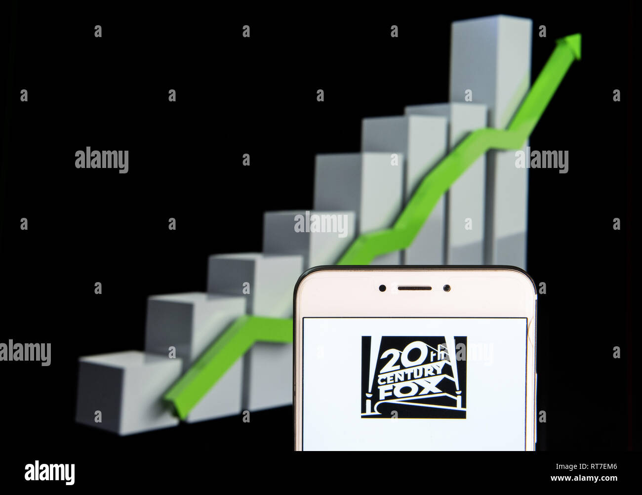 Hong Kong. 10 Febbraio, 2019. American film studio Twentieth Century Fox Film Corporation il logo è visibile su un androide dispositivo mobile con un'ascesa grafico di crescita in background. Credito: Miguel Candela/SOPA Immagini/ZUMA filo/Alamy Live News Foto Stock