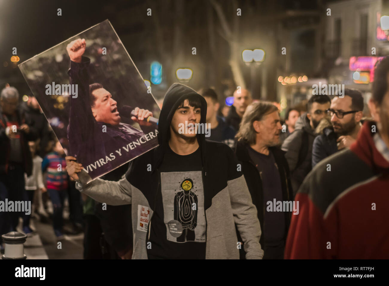 Madrid, Spagna. 28 Feb, 2019. Marzo contro l'intervento militare degli Stati Uniti in Venezuela ¨nessuna guerra intervento¨in Madrid Spagna. Nella foto un ragazzo con una foto di Hugo Chavez, tu sei vivo" Credito: Alberto Ramírez Sibaja/Alamy Live News Foto Stock