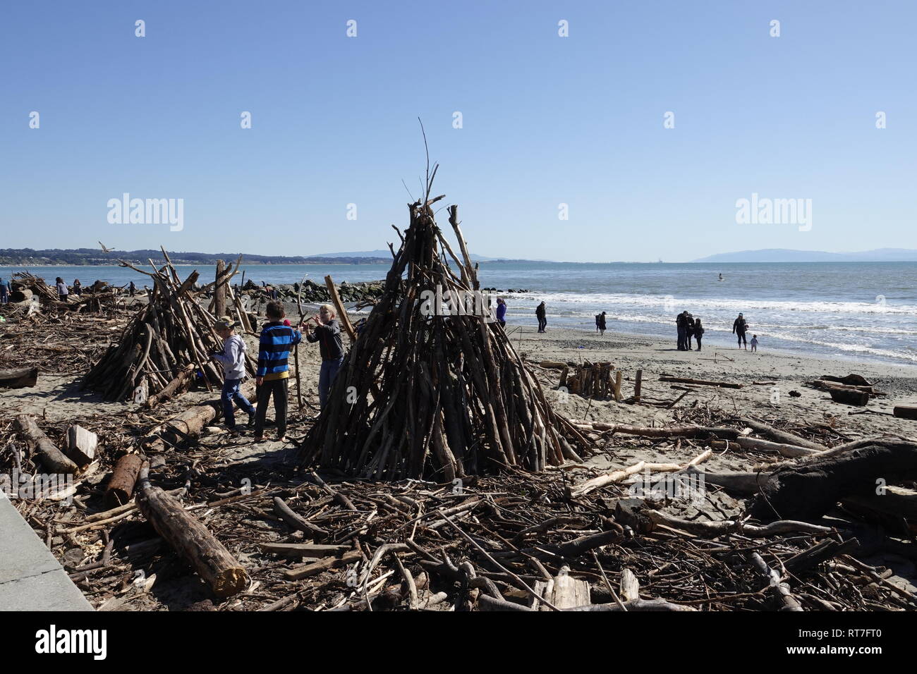 Capitola, California, Stati Uniti d'America 28 Febbraio 2019 - bambini locali ri-organizzare il driftwood e detriti vari lavato fino sulla spiaggia città dopo l'ampia tempeste che hanno colpito la California questa settimana. Credito: Motofoto/Alamy Live News Foto Stock