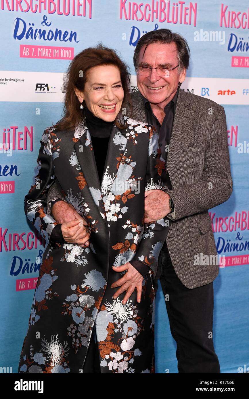 Il 28 febbraio 2019, il Land della Baviera, München: Attori Hannelore Elsner e Elmar Wepper venite al film di Astor Lounge per la premiere del film 'Cherry Blossoms e demoni". Il film uscirà in tedesco cinema su 07.03.2019. Foto: Tobias Hase/dpa Foto Stock