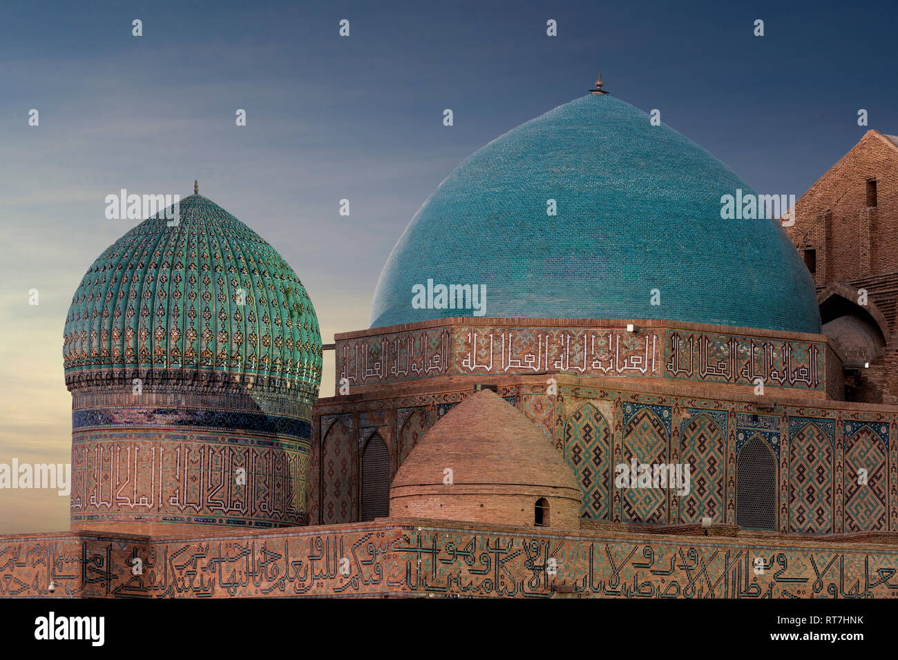 Tramonto con le cupole del mausoleo di Khoja Ahmed Yasawi, Turkestan, Kazakistan Foto Stock