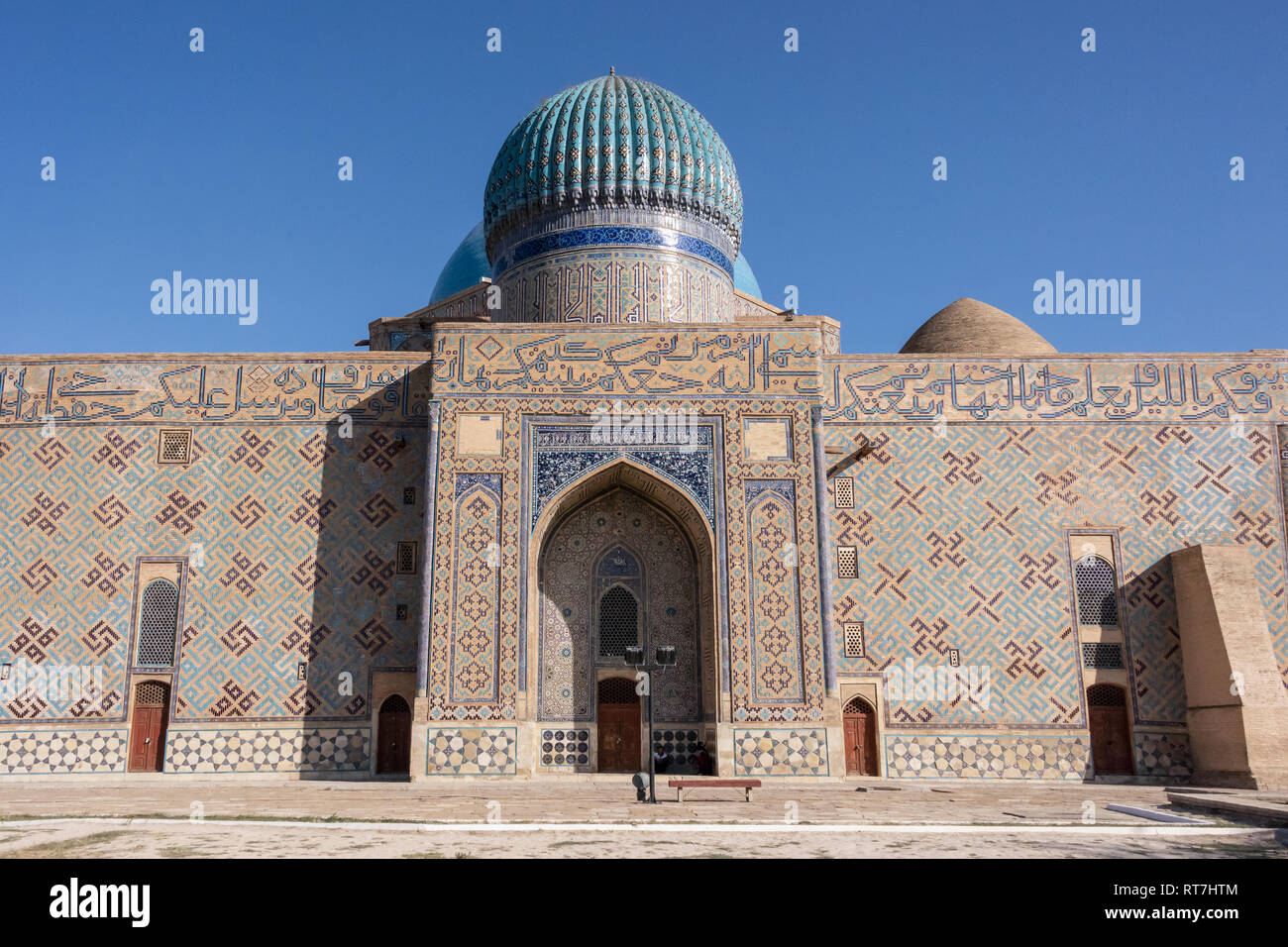 Vista posteriore con cupole e piastrelle smaltate, mausoleo di Khoja Ahmed Yasawi, Turkestan, Kazakistan Foto Stock