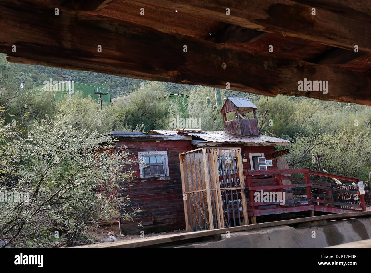 Una piccola cella di prigione al di fuori in un oro antico centro minerario chiamato tortilla appartamenti, nel deserto dell'Arizona. Foto Stock