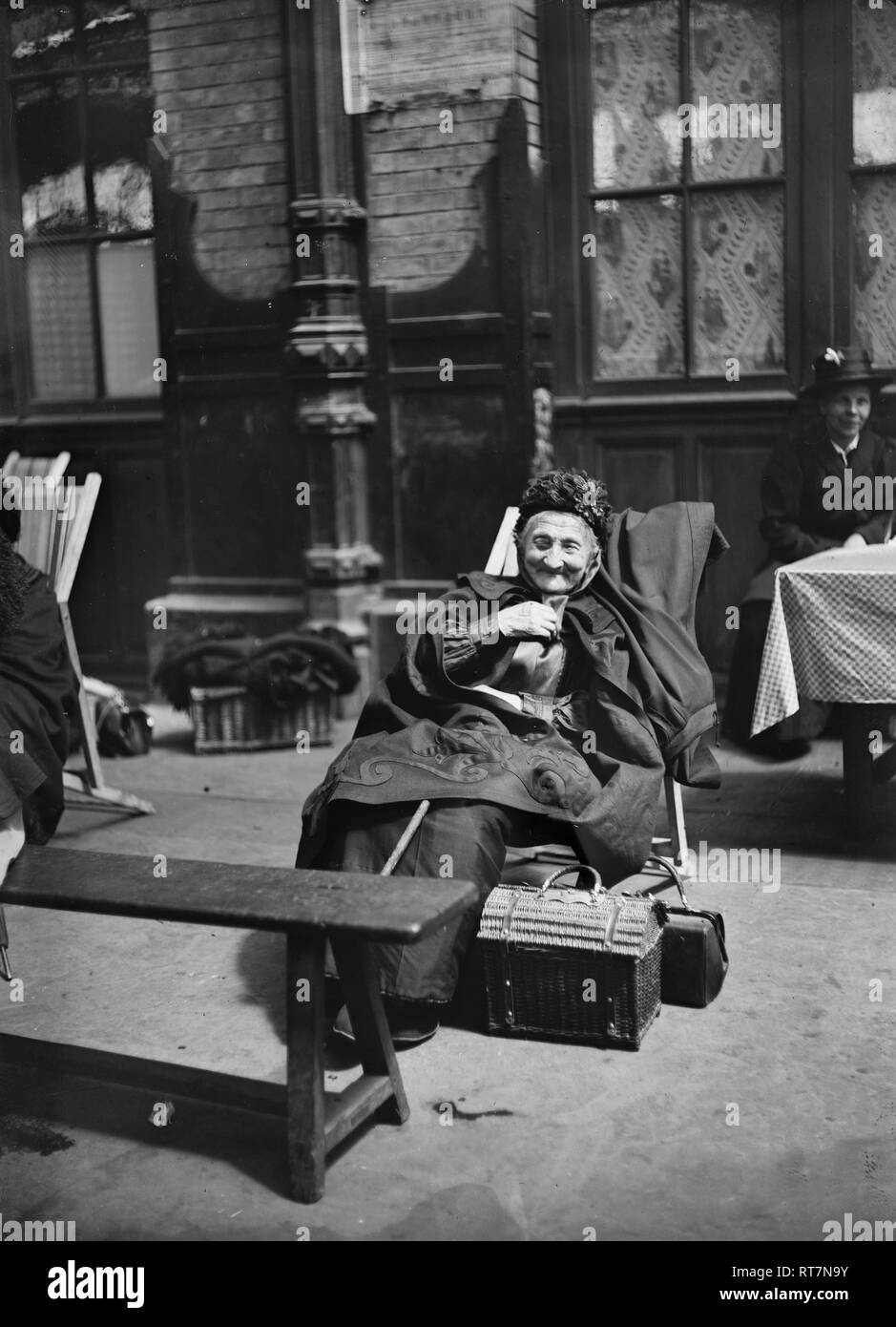 Un rifugiato dalla parte anteriore guidato fuori dal tedesco invasori è felice di aver trovato il resto e aiutare a Gare de Lyon, Parigi, mensa, aiutata dalla Croce Rossa Americana. Giugno 1918. Foto Stock