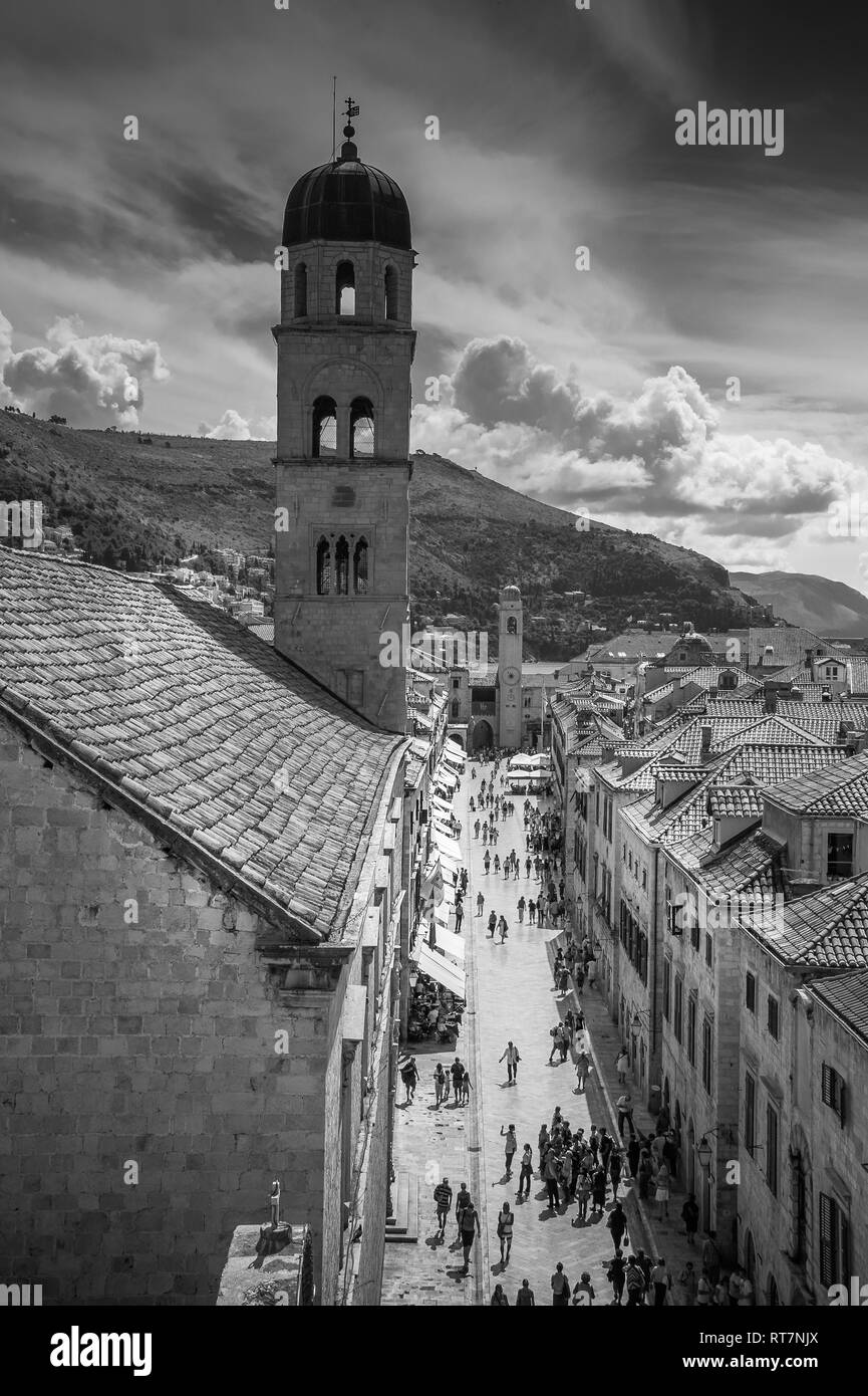 La strada principale della città vecchia di Dubrovnik, Croazia - bianco e nero Foto Stock