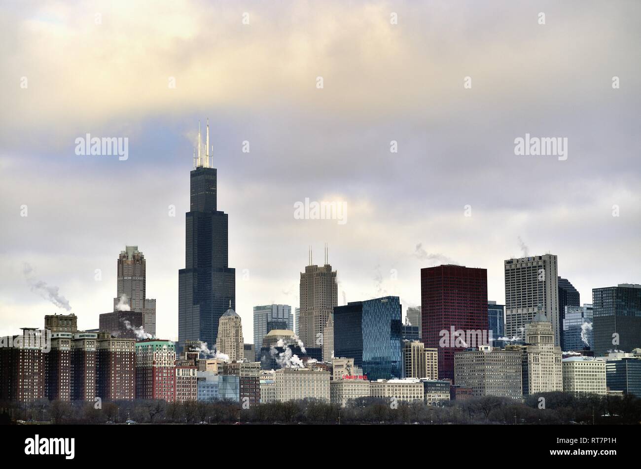 Chicago, Illinois, Stati Uniti d'America. Un ice-laden Lago Michigan fornisce un primo piano di una porzione dello skyline della città al di là di Grant Park. Foto Stock