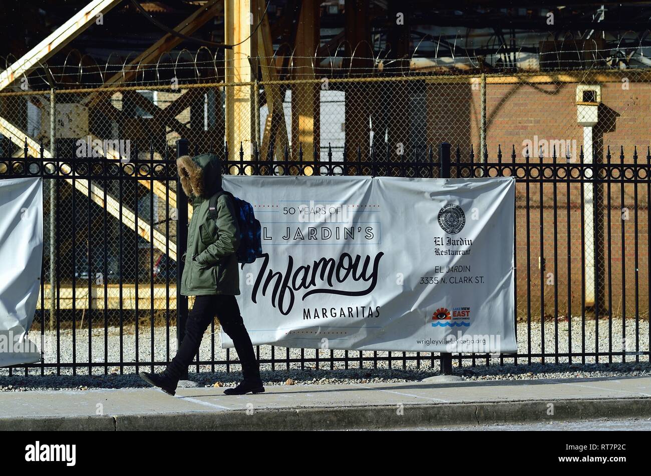 Chicago, Illinois, Stati Uniti d'America. Uomo che cammina lungo la Clark Street vestito per una fredda mattina winer su Chicago il lato nord nella zona di Wrigleyville. Foto Stock