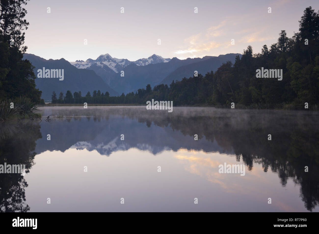 La riflessione di Mt Cook (Aoraki) e Mt Tasman sul lago Matheson ,Nuova Zelanda Foto Stock