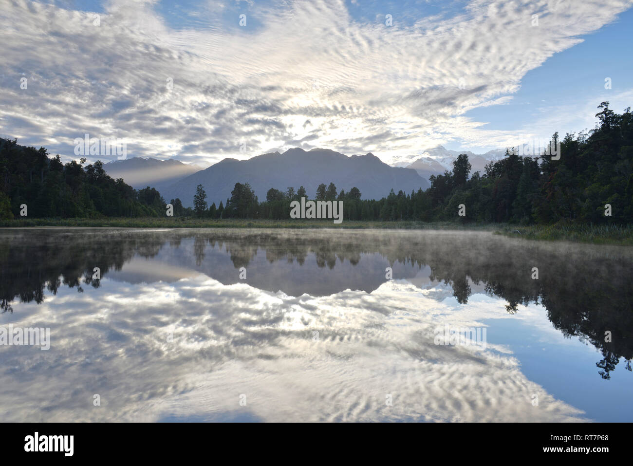 La riflessione di Mt Cook (Aoraki) e Mt Tasman sul lago Matheson ,Nuova Zelanda Foto Stock