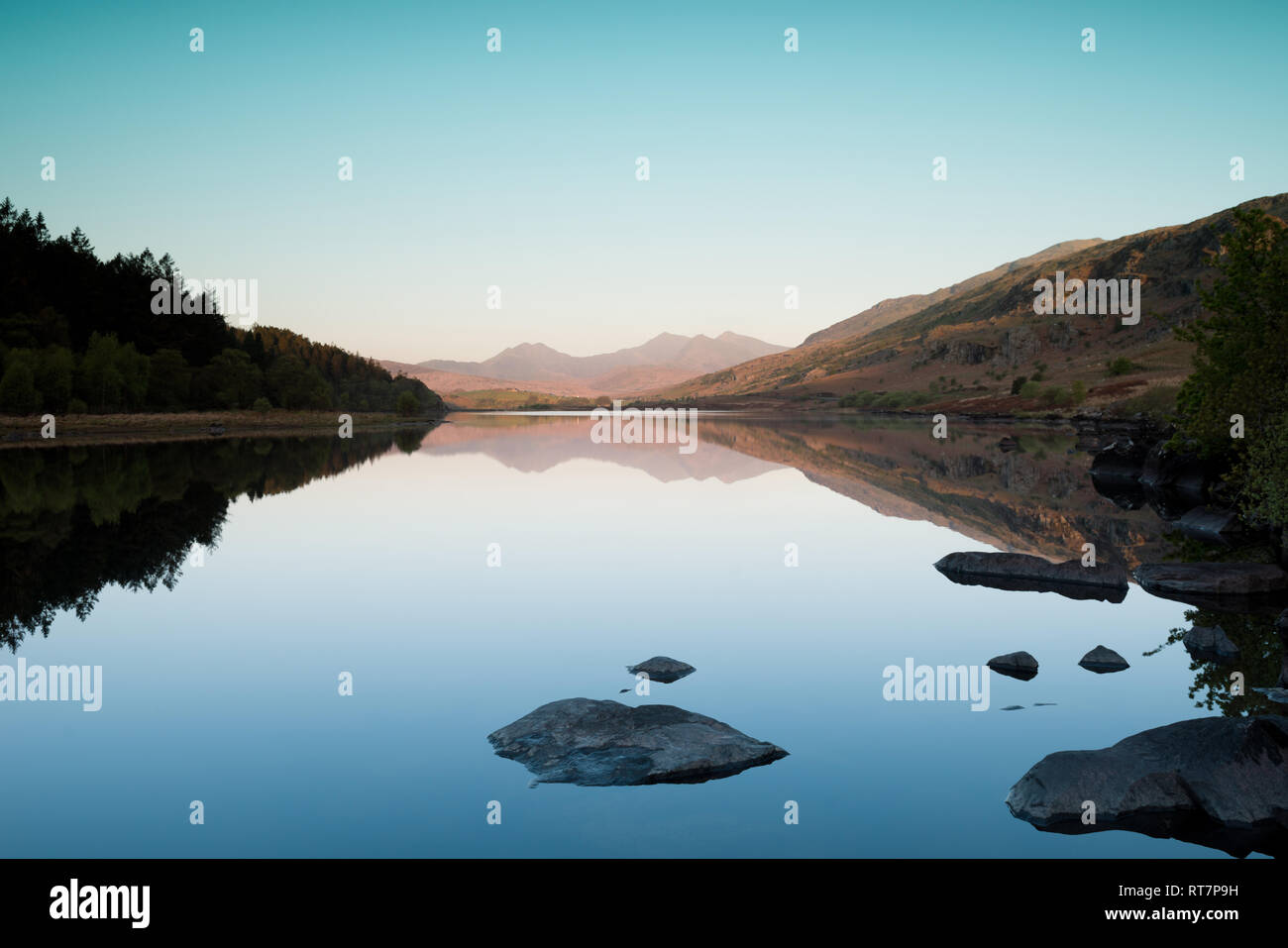 Sunriset oltre Snowdon e Llynnau Mymbyr , Galles Foto Stock