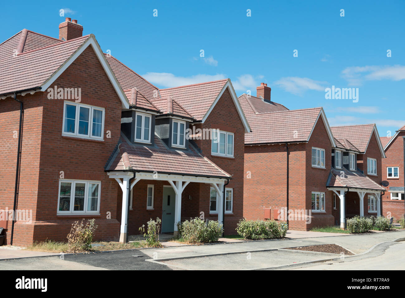Strada residenziale con case moderne , Inghilterra Foto Stock