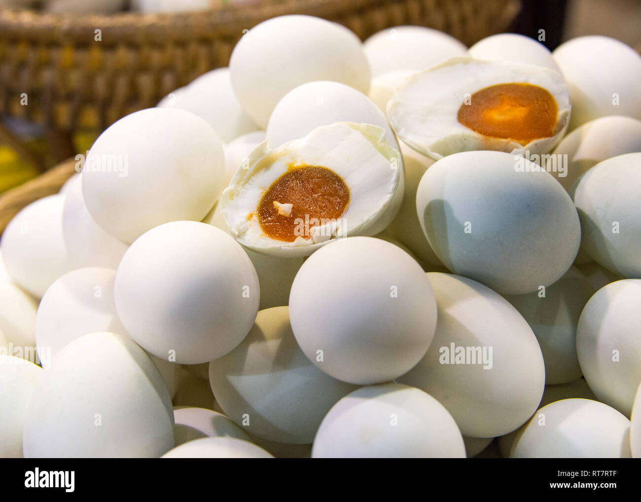 Salate uova di anatra per la vendita nel mercato dei prodotti freschi,  tuorlo delle uova salate Foto stock - Alamy