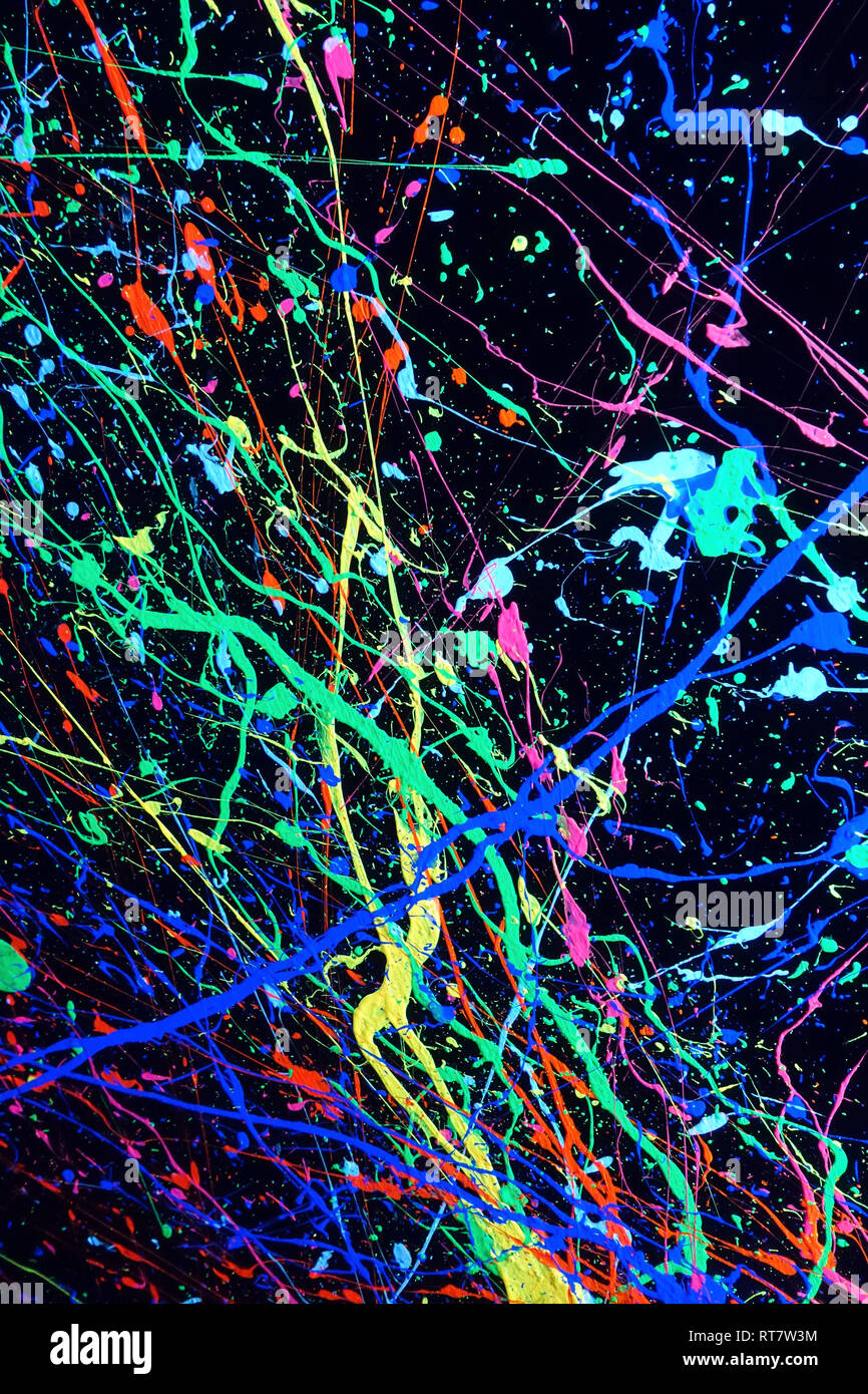 Colori al neon sono illuminati al buio quando una luce al neon si accende. Foto Stock