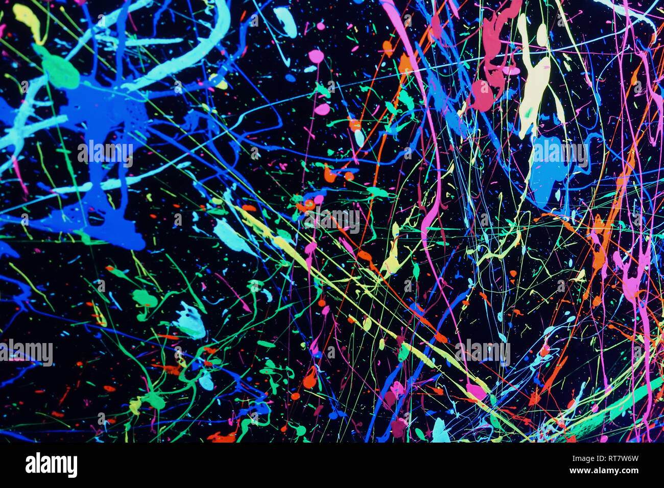 Colori al neon sono illuminati al buio quando una luce al neon si accende. Foto Stock