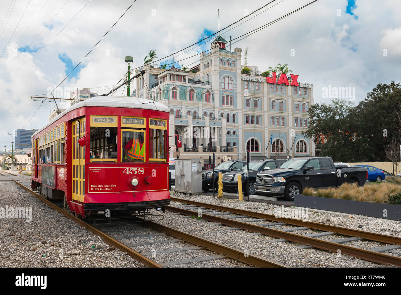 New Orleans il tram, la vista di una New Orleans il tram che passa il Jax Brewery building in The Riverfront District della città, Louisiana, Stati Uniti d'America. Foto Stock