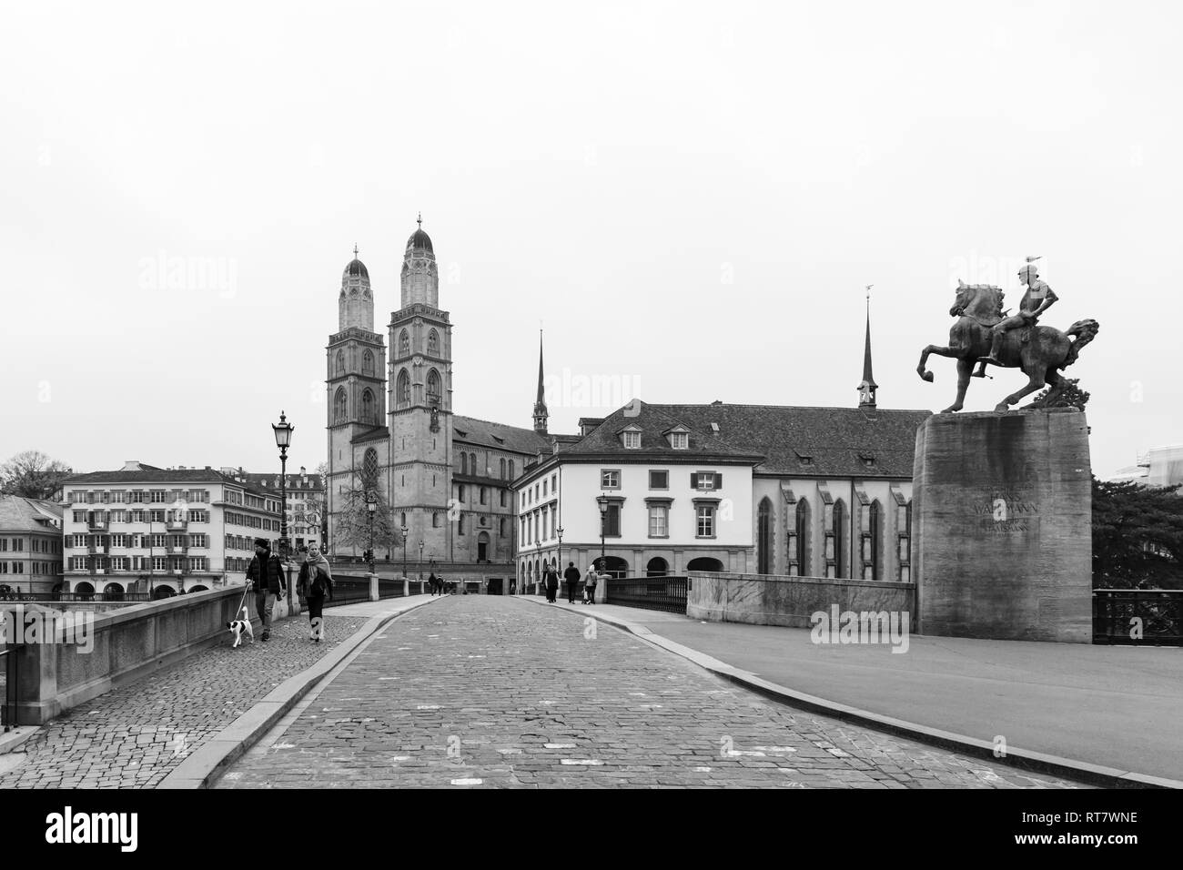 La svizzera di Zurigo. Immagine in bianco e nero della chiesa Grossmuenster e il ponte di Muenster nella città vecchia durante un nebbiose giornate d'autunno. Foto ta Foto Stock