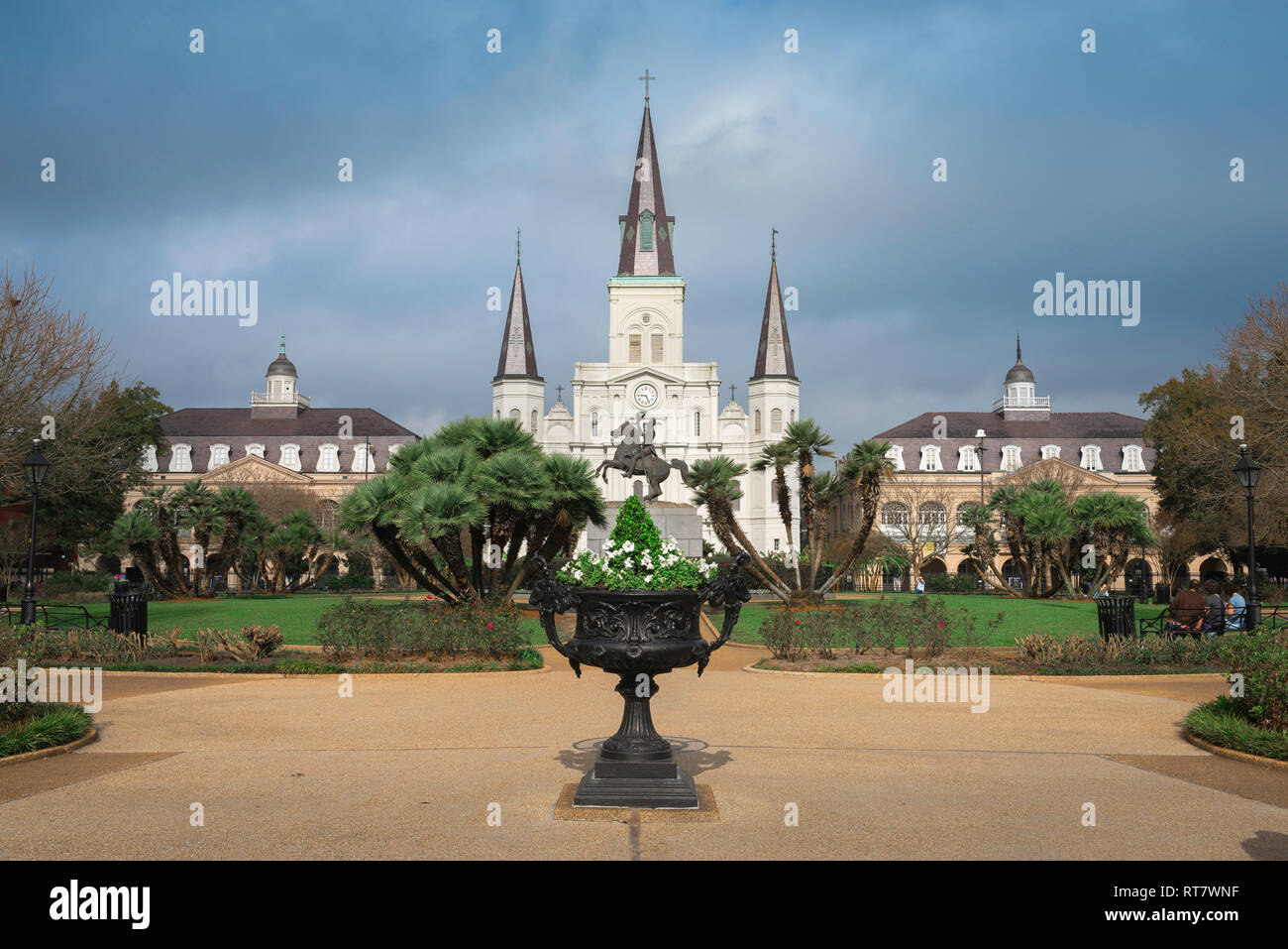 Jackson Square New Orleans, vista su piazza Jackson verso St Louis Cattedrale e il Cabildo (sinistra) e Presbytere (a destra), New Orleans, STATI UNITI D'AMERICA Foto Stock