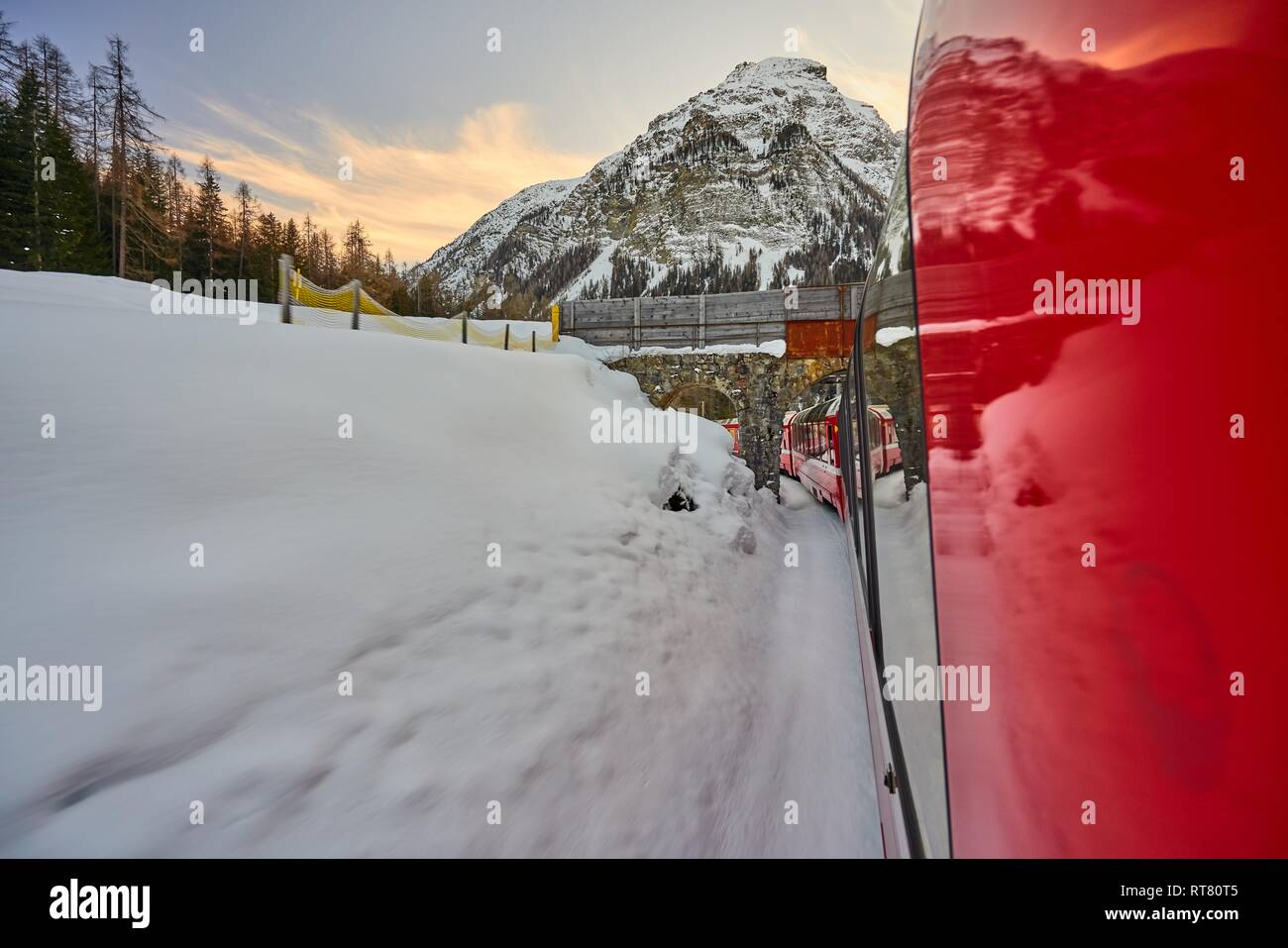 Il Bernina Express il trenino rosso attraverso le Alpi Foto Stock