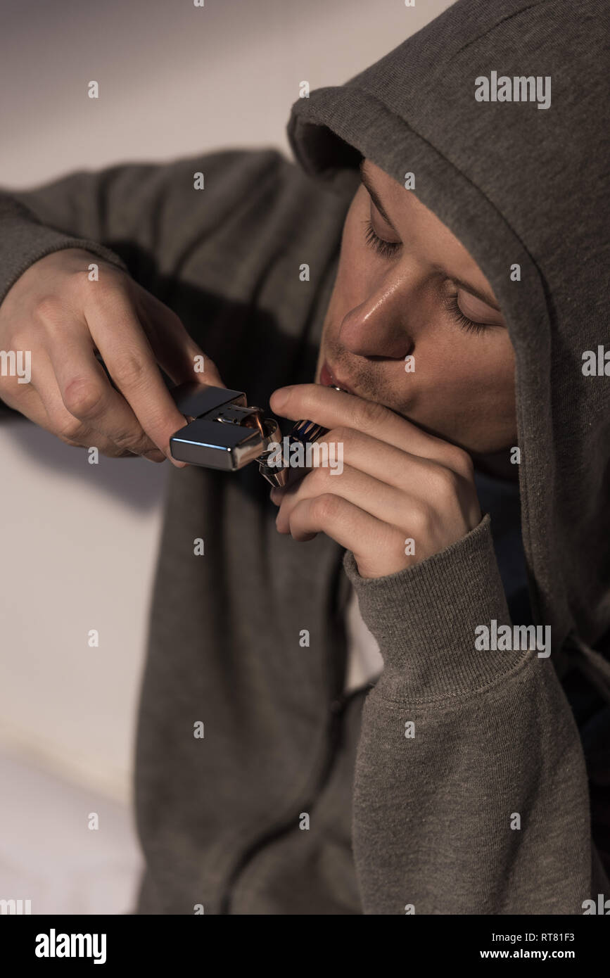 Messa a fuoco selettiva di addicted uomo di alleggerimento della tubazione per fumatori Foto Stock