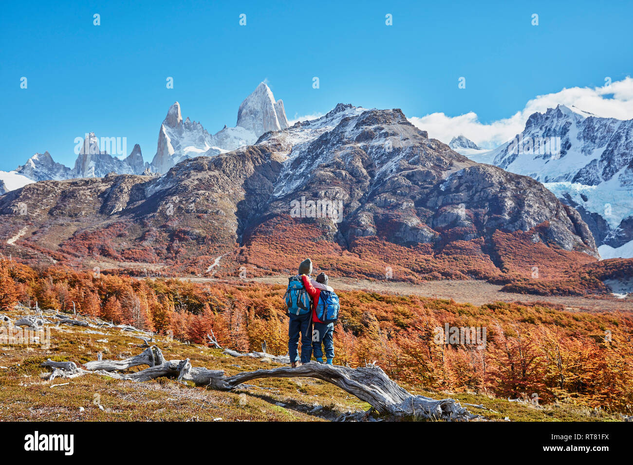 Argentina, Patagonia, El Chalten, due ragazzi su un viaggio escursionistico abbracciando a Fitz Roy massiccio Foto Stock