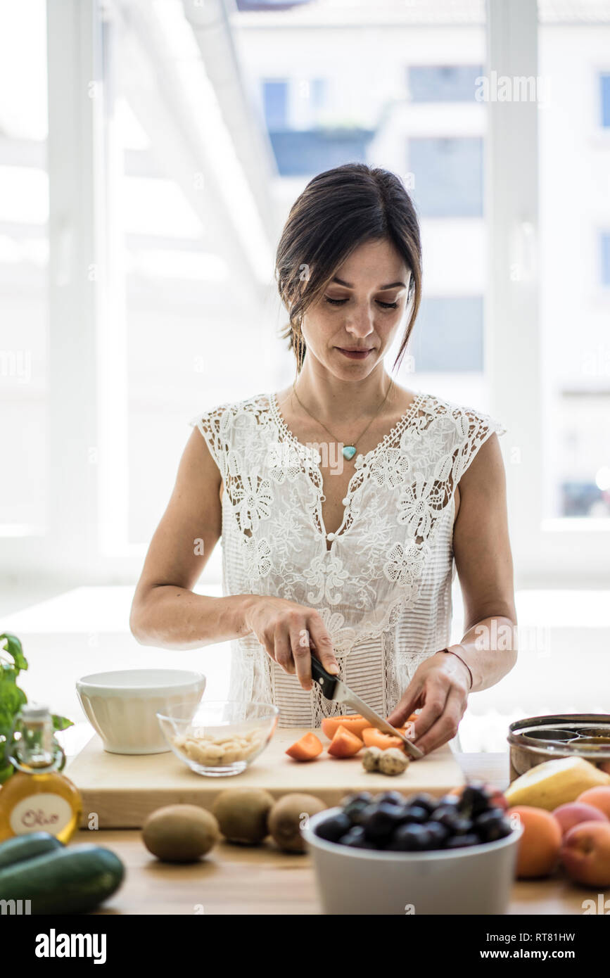 La donna la preparazione di un alimento sano nella sua cucina Foto Stock