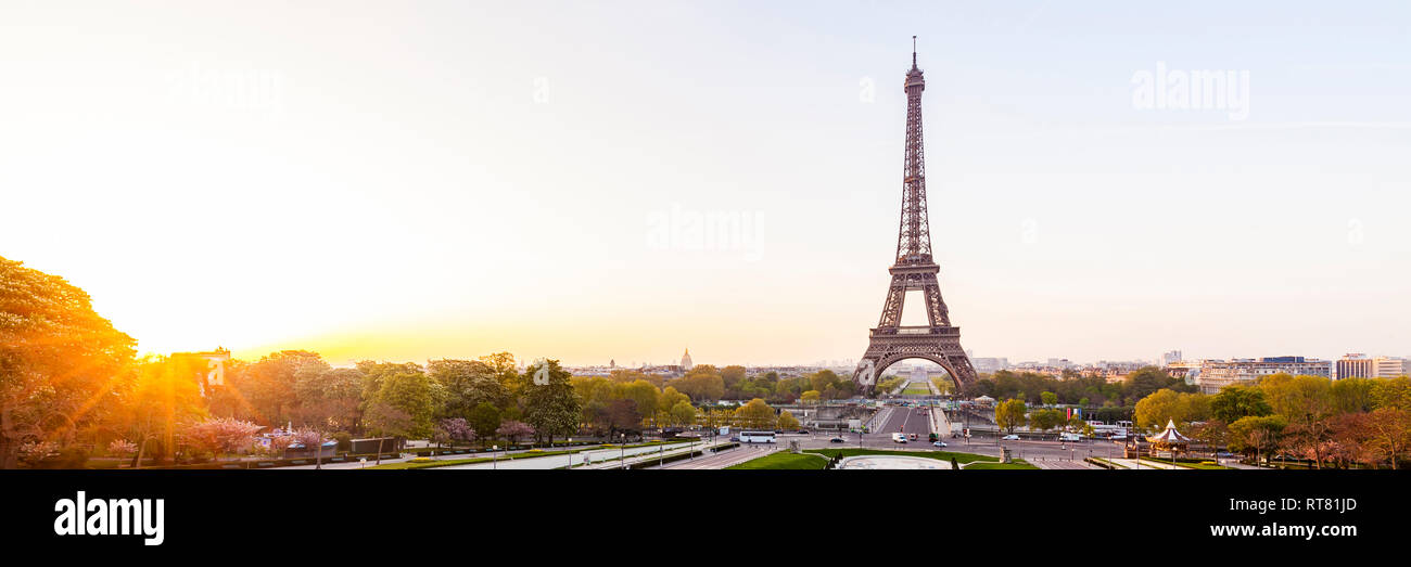 Francia, Parigi Torre Eiffel con Place du Trocadero e paesaggio urbano di sunrise Foto Stock